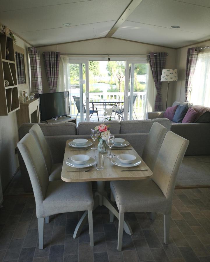 Lake Escape - Hoburne Cotswolds South Cerney Ngoại thất bức ảnh