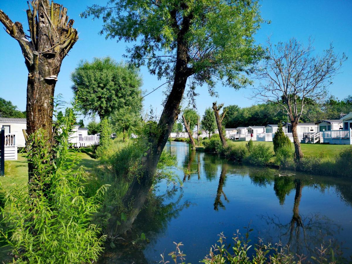 Lake Escape - Hoburne Cotswolds South Cerney Ngoại thất bức ảnh