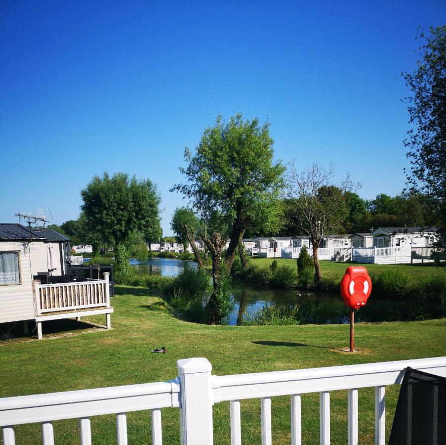 Lake Escape - Hoburne Cotswolds South Cerney Ngoại thất bức ảnh