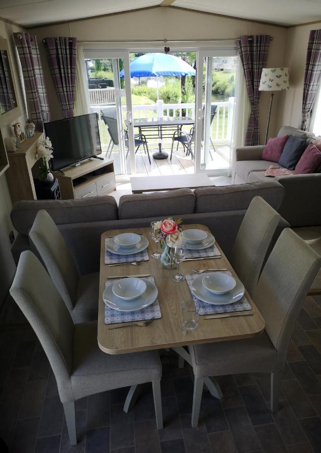 Lake Escape - Hoburne Cotswolds South Cerney Ngoại thất bức ảnh