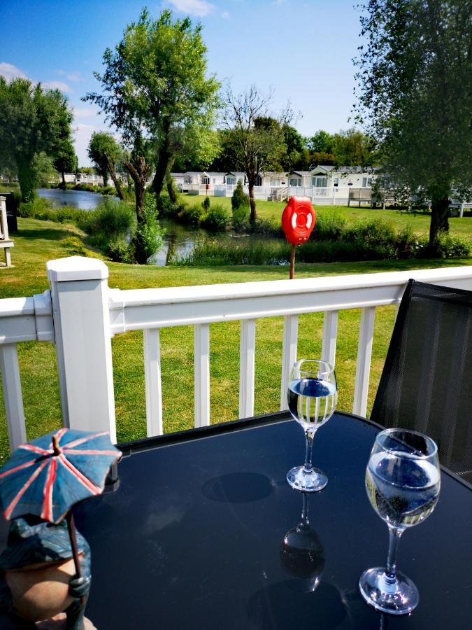 Lake Escape - Hoburne Cotswolds South Cerney Ngoại thất bức ảnh