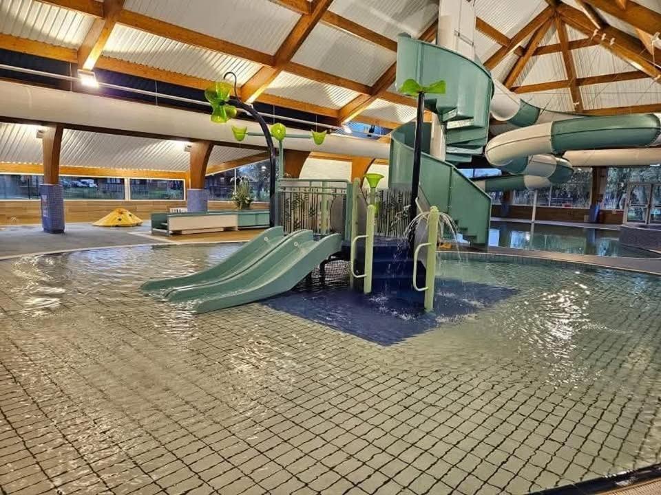 Lake Escape - Hoburne Cotswolds South Cerney Ngoại thất bức ảnh